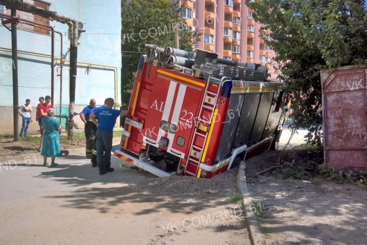 Асфальт под спецмашиной провалился на Мариупольском шоссе Асфальт под спецмашиной провалился на Мариупольском шоссе