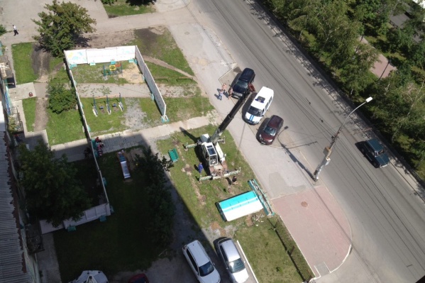 Заметив демонтаж забора на своей территории, жители вызвали полицию Заметив демонтаж забора на своей территории, жители вызвали полицию