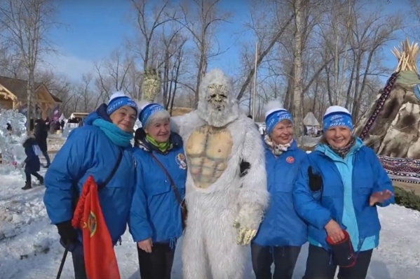 Красноярец нарядился в снежного человека и развлекает народ Красноярец нарядился в снежного человека и развлекает народ