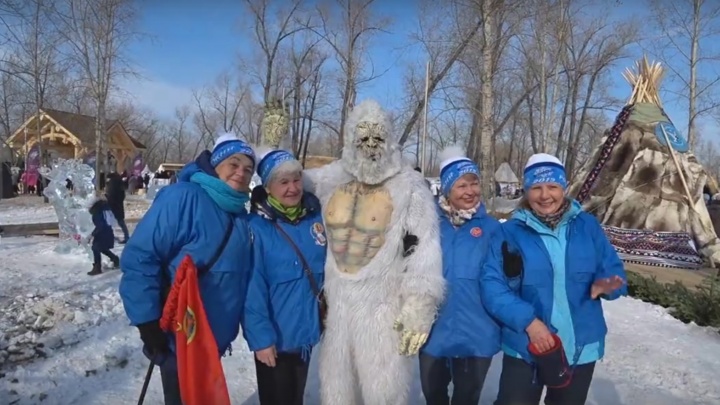 История одного болельщика: красноярец ходит на матчи в огромном костюме снежного человека