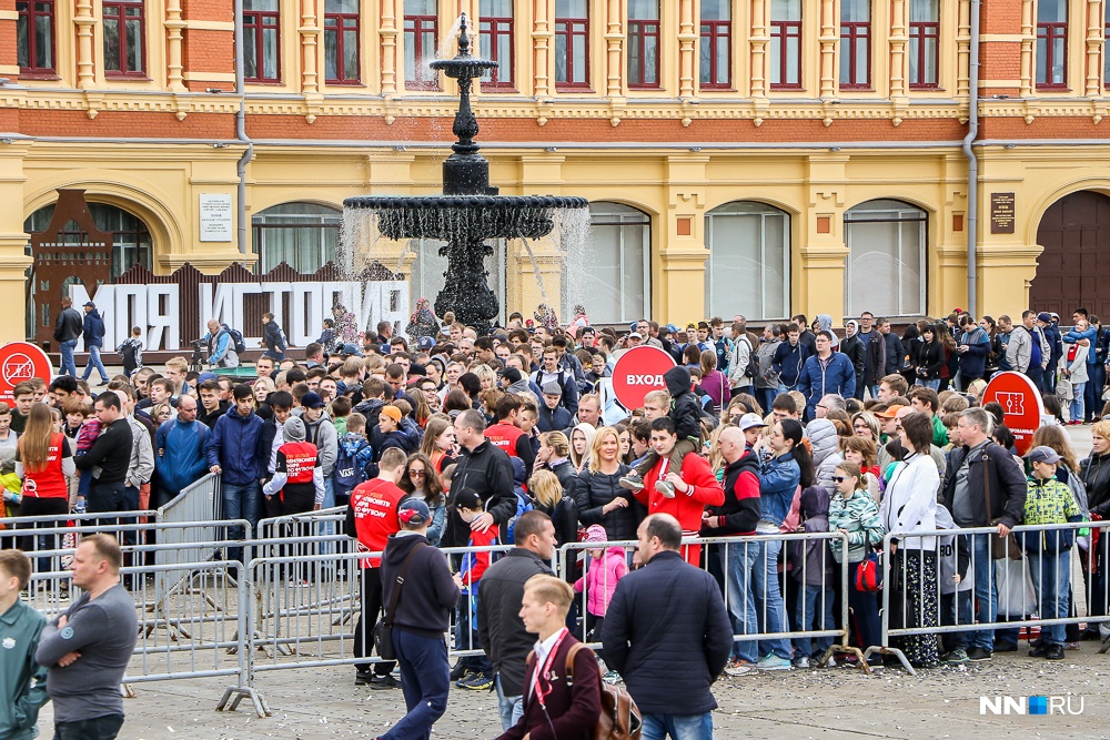 Фотография 9×12. Нижегородцы встали в очередь, чтобы запечатлеть на память себя с Кубком FIFA