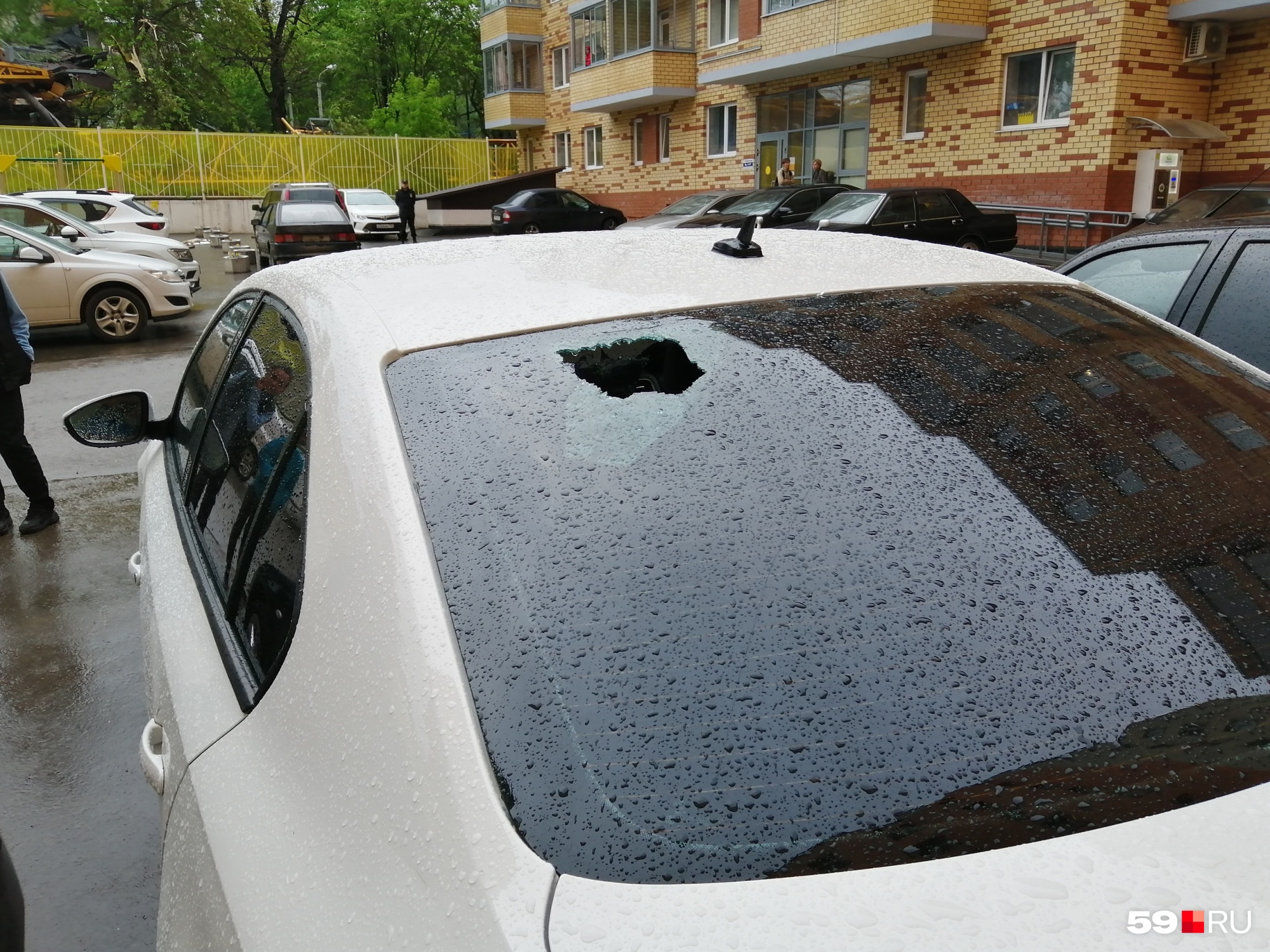 Стекло автомобиля пробило Стекло автомобиля пробило