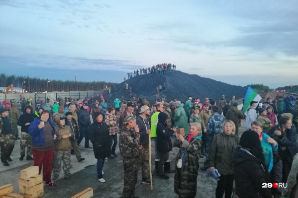 На Шиес приехало несколько сотен человек. Здесь люди со всей России На Шиес приехало несколько сотен человек. Здесь люди со всей России