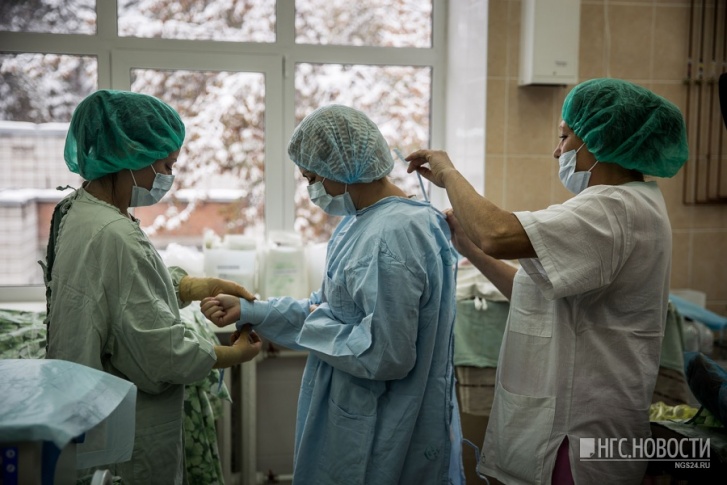 Мужчину прооперировали, выведя часть кишечника на живот Мужчину прооперировали, выведя часть кишечника на живот