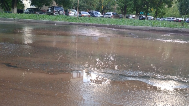 Течет ручей, бежит ручей: в Уфе из-за прорыва водопровода улица превратилась в бурную реку