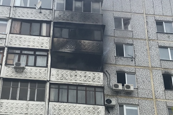 Очевидцы рассказали, что пока огонь полыхал в квартире, ребенок сидел на выносном блоке кондиционера Очевидцы рассказали, что пока огонь полыхал в квартире, ребенок сидел на выносном блоке кондиционера