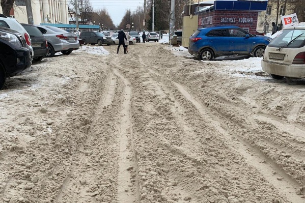 Посередине улицы проходит граница между Советским и Кировским районами Посередине улицы проходит граница между Советским и Кировским районами