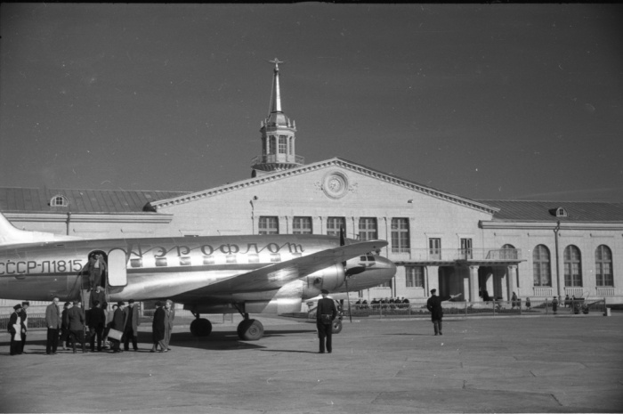 Самолет Ил-12 перед зданием аэровокзала Кольцово, 1950–1960-е годы Самолет Ил-12 перед зданием аэровокзала Кольцово, 1950–1960-е годы