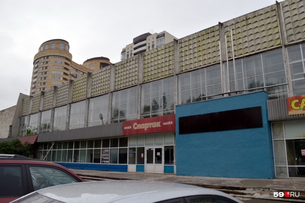 Судебные приставы опечатали здание ещё в сентябре, а сейчас суд официально приостановил деятельность манежа Судебные приставы опечатали здание ещё в сентябре, а сейчас суд официально приостановил деятельность манежа