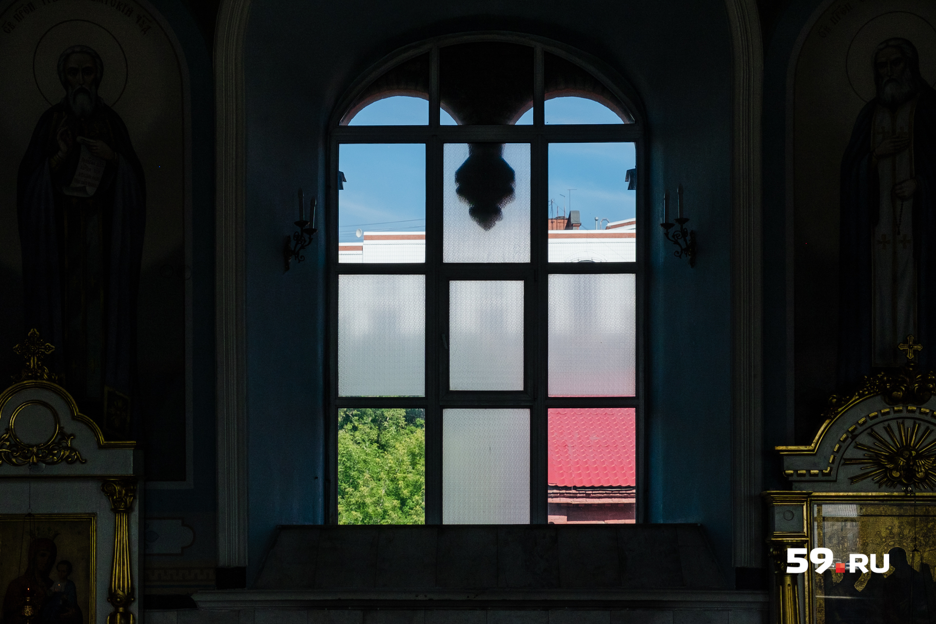 В окно вставлены цветные стекла, напоминающие витражи Древней Византии