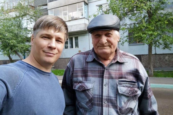 Виталий Бондарев встретил писателя на улице Виталий Бондарев встретил писателя на улице