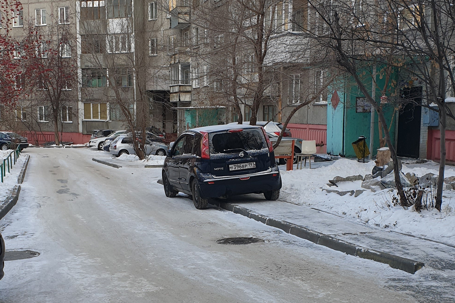 Пешеходам надо обходить Пешеходам надо обходить