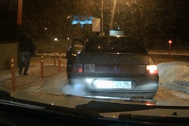 Водитель бросил свой автомобиль и попытался сбежать Водитель бросил свой автомобиль и попытался сбежать