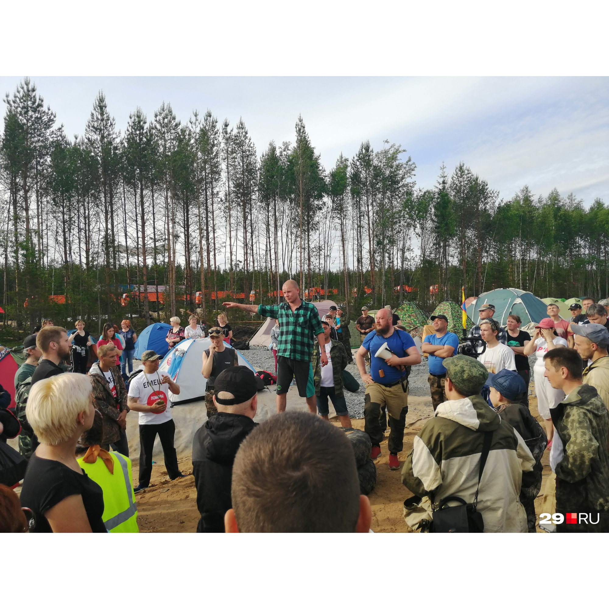 Вновь прибывших инструктируют о правилах в лагере Вновь прибывших инструктируют о правилах в лагере
