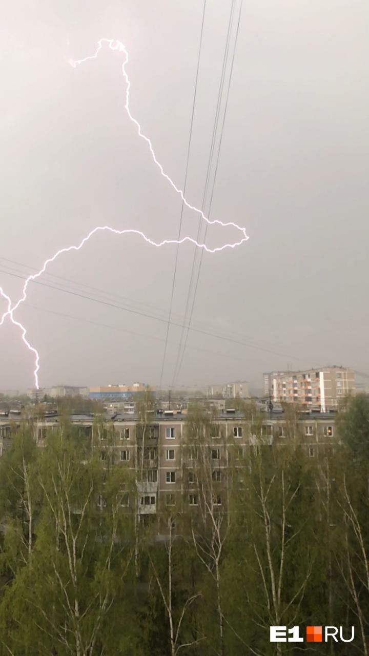 Автомобили тонули: Екатеринбург накрыло градом и ливнем, мы собирали фото в режиме онлайн