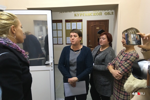 Уволенные работники сегодня не смогли встретиться ни с руководством диспансера, ни с директором департамента здравоохранения Уволенные работники сегодня не смогли встретиться ни с руководством диспансера, ни с директором департамента здравоохранения
