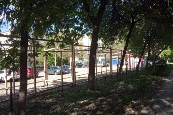 Торговые ряды начали устанавливать прямо под окнами домов Торговые ряды начали устанавливать прямо под окнами домов