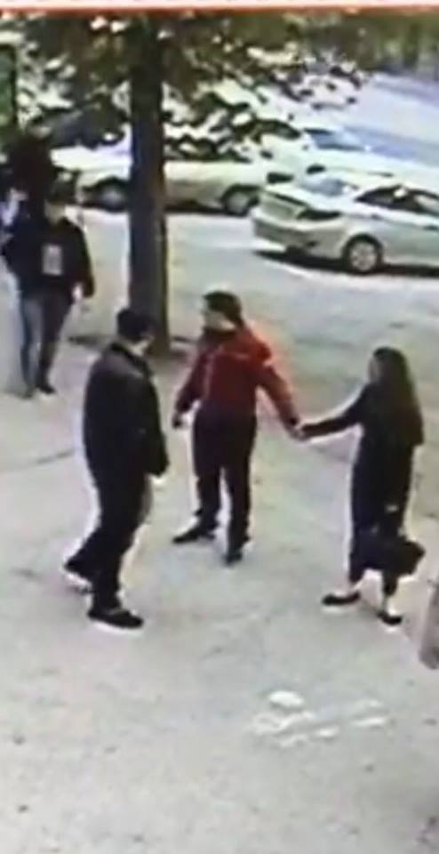 Пара поблагодарила своего спасителя, но контактов ни парень, ни девушка не оставили Пара поблагодарила своего спасителя, но контактов ни парень, ни девушка не оставили