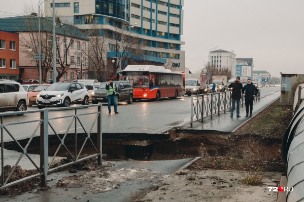 На место происшествия стягиваются экстренные службы города На место происшествия стягиваются экстренные службы города
