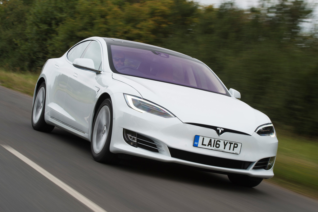 Формально Tesla Model S имеет автопилот второго уровня из пяти возможных — водитель все еще остается главным элементом системы