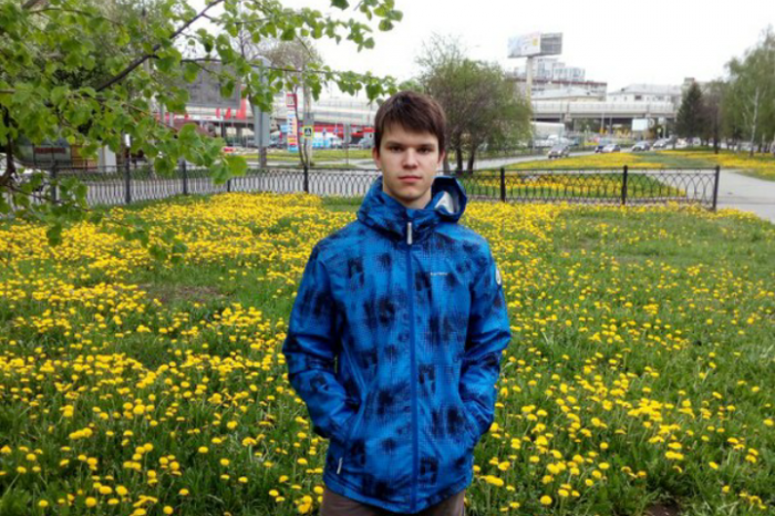 Александр был одет в синюю куртку и синие кроссовки. На спине у него был темно-серый рюкзак Александр был одет в синюю куртку и синие кроссовки. На спине у него был темно-серый рюкзак