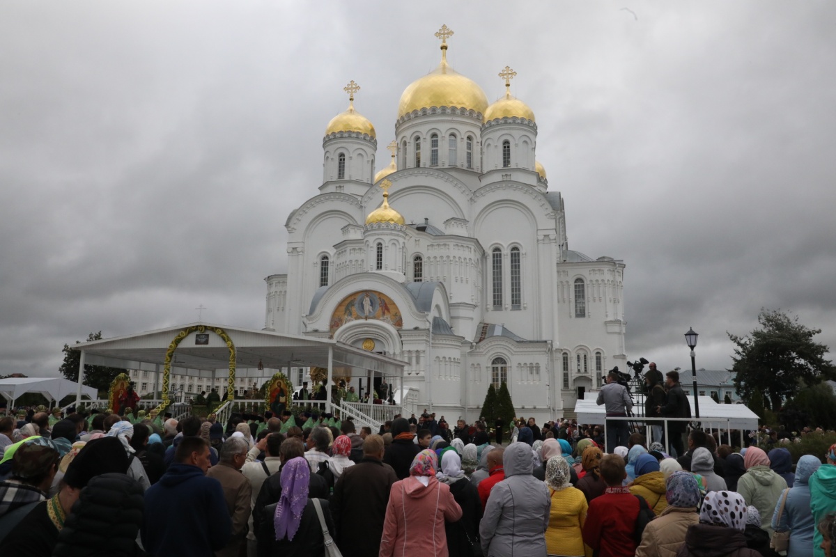 Видео про церковь. 1 Августа Дивеево. 1 Августа Дивеево 2012 Патриарх.