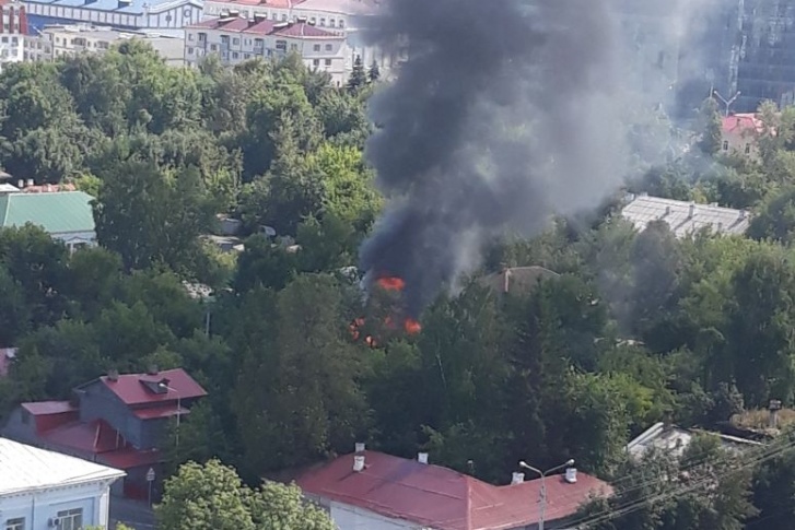 Огнем охвачена вся постройка Огнем охвачена вся постройка
