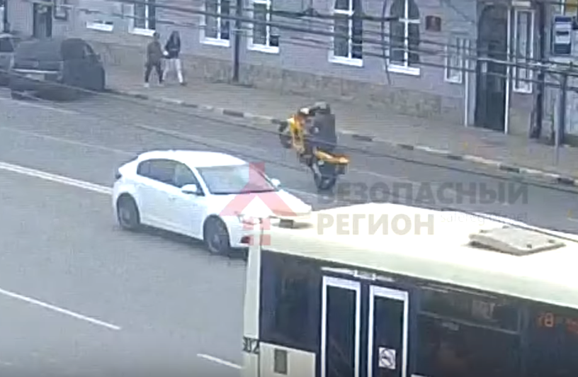 В центре Ярославля молодой мотоциклист на скорости влетел в джип