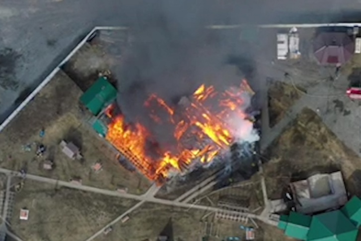 По данным МЧС, огнём охвачена площадь в 150 квадратных метров