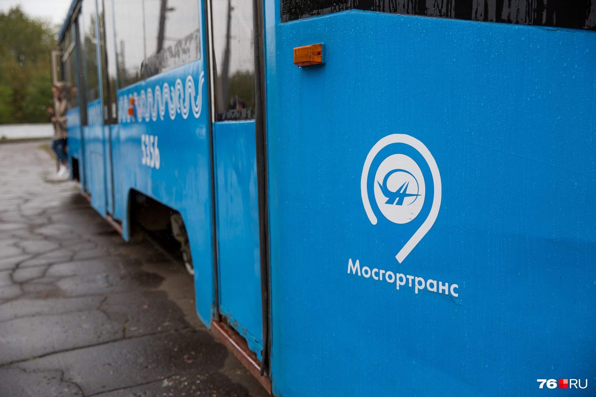 Наклейки «Мосгортранса» с трамваев сдерут и сделают в вагонах небольшой косметический ремонт Наклейки «Мосгортранса» с трамваев сдерут и сделают в вагонах небольшой косметический ремонт