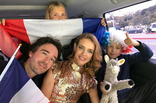 «Heading to the stadium in good spirit» («Выступление на стадионе в хорошем настроении»), — подписала фото с семьей Наталья в своем блоге «Heading to the stadium in good spirit» («Выступление на стадионе в хорошем настроении»), — подписала фото с семьей Наталья в своем блоге
