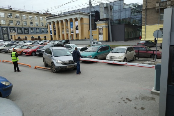 Шлагбаум появился несколько дней назад, но заработал только утром в четверг Шлагбаум появился несколько дней назад, но заработал только утром в четверг