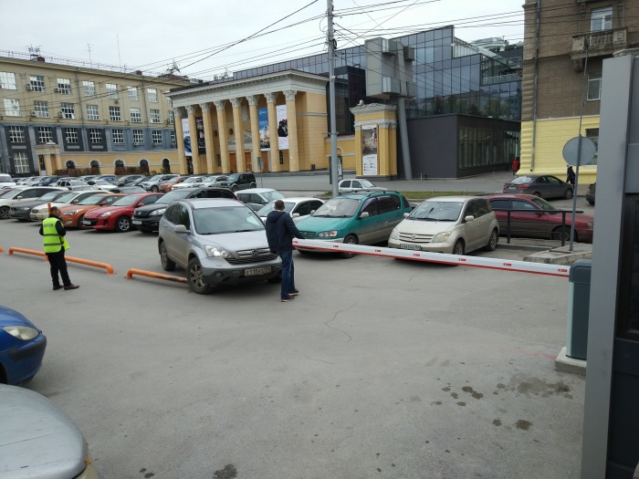 Шлагбаум появился несколько дней назад, но заработал только утром в четверг Шлагбаум появился несколько дней назад, но заработал только утром в четверг