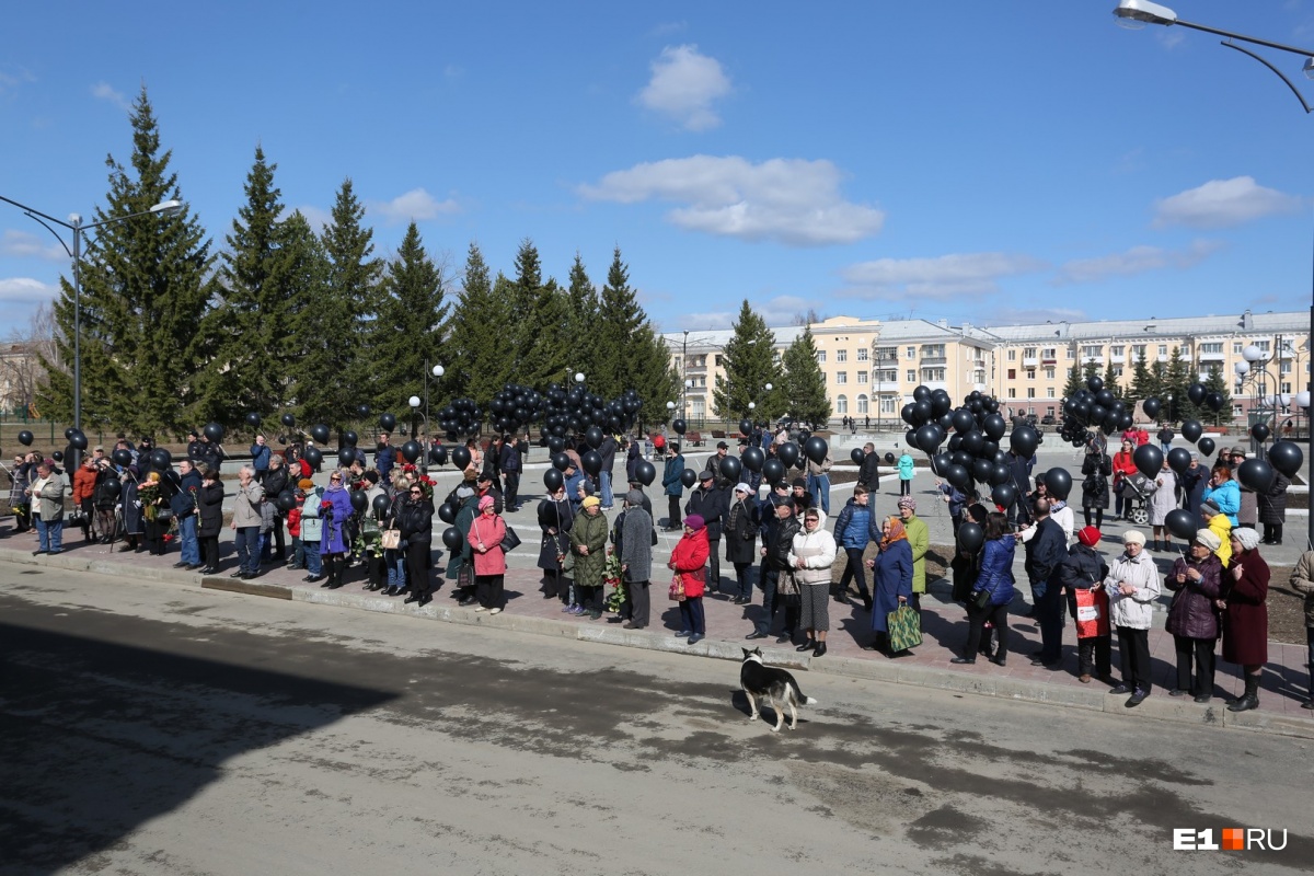 Собравшиеся держали в руках черные шары Собравшиеся держали в руках черные шары
