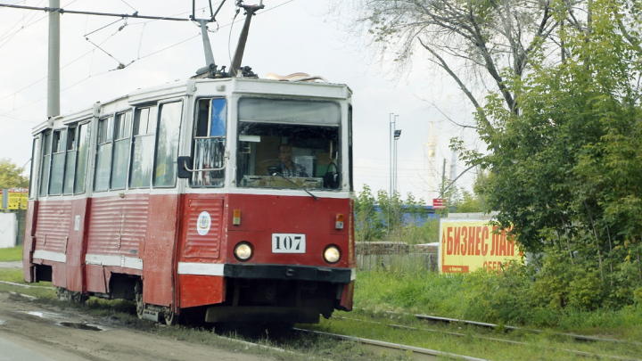 Омичка отсудила у «Электрического транспорта» 30 тысяч за то, что выпала из трамвая