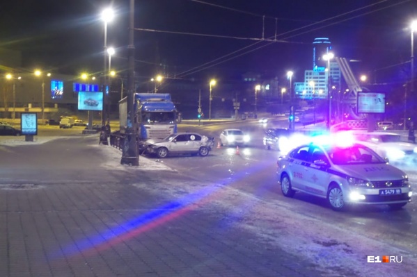 Scania была припаркована у обочины, когда произошло ДТП Scania была припаркована у обочины, когда произошло ДТП