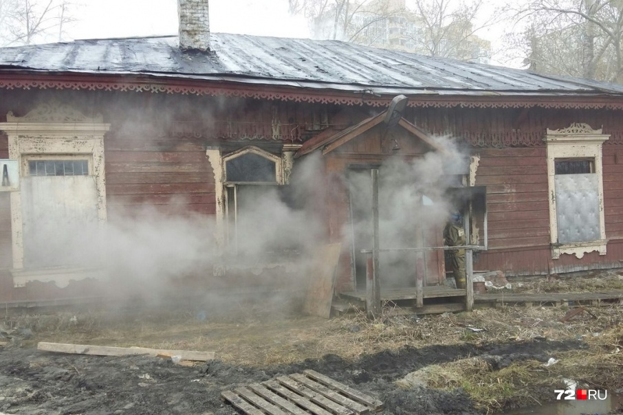 Здесь заканчивалась железная дорога из Екатеринбурга, грузы перегружали на пароходы и далее отправляли в другие города Сибири. Это здание сгорело 18 мая 2018 года