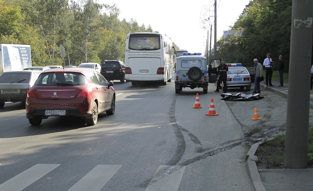Что в первую очередь должен делать водитель, если на дорогу внезапно выскочил пешеход, создав опасность?