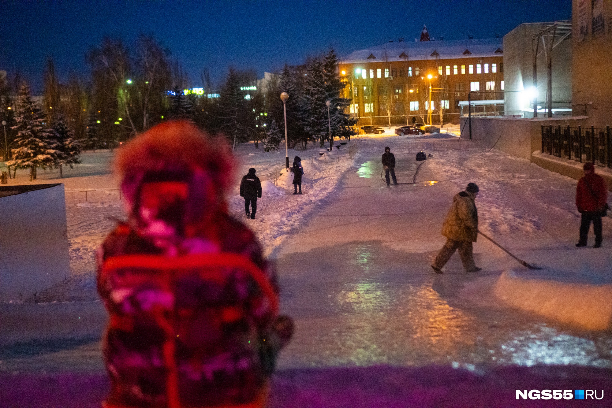 Ели омск. Зимние развлечения в Омске в центре города. Королева зимние развлечения в Омске. Омск Театральная площадь снег. Королёв Мороз фото.