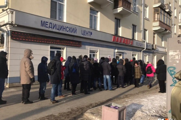 Вот такие очереди из водителей выстроились с самого утра в медцентры 21 ноября Вот такие очереди из водителей выстроились с самого утра в медцентры 21 ноября
