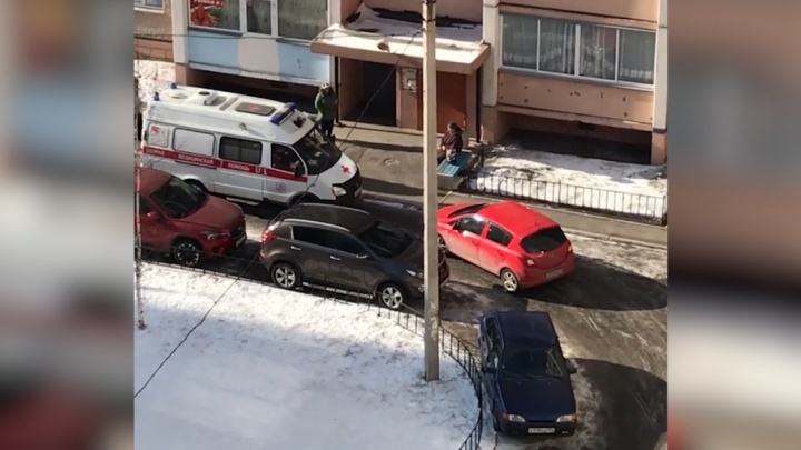«Один упёрся, и второй тоже»: автомобилистка на Южном Урале заблокировала скорой выезд из двора