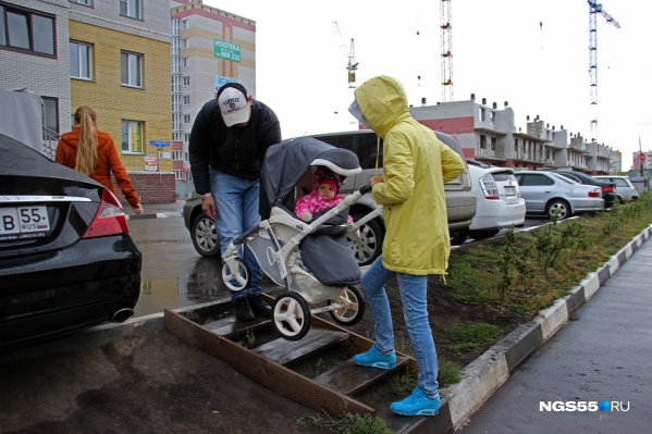 2017 год. Омичи Динис и Анна Валиахметовы спускают коляску с девятимесячной дочкой по деревянной лесенке, оборудованной вместо пандуса. С тех пор здесь ничего не изменилось 2017 год. Омичи Динис и Анна Валиахметовы спускают коляску с девятимесячной дочкой по деревянной лесенке, оборудованной вместо пандуса. С тех пор здесь ничего не изменилось