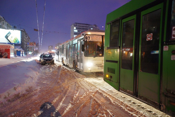 Сегодня утром пробки в Новосибирске были 5 баллов. Фото из архива НГС Сегодня утром пробки в Новосибирске были 5 баллов. Фото из архива НГС