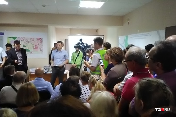 На слушания пришли около 100 человек, многим пришлось стоять На слушания пришли около 100 человек, многим пришлось стоять