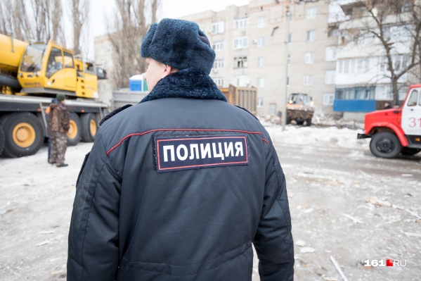 Полиция приехала к дому, в подвале которого держали мальчика Полиция приехала к дому, в подвале которого держали мальчика 