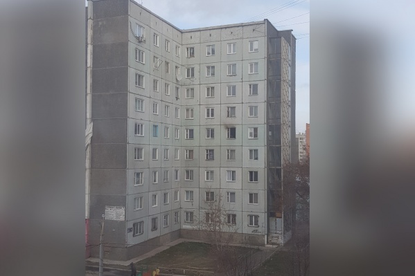 Фасад панельного здания почти не пострадал, только внутреннее помещение Фасад панельного здания почти не пострадал, только внутреннее помещение