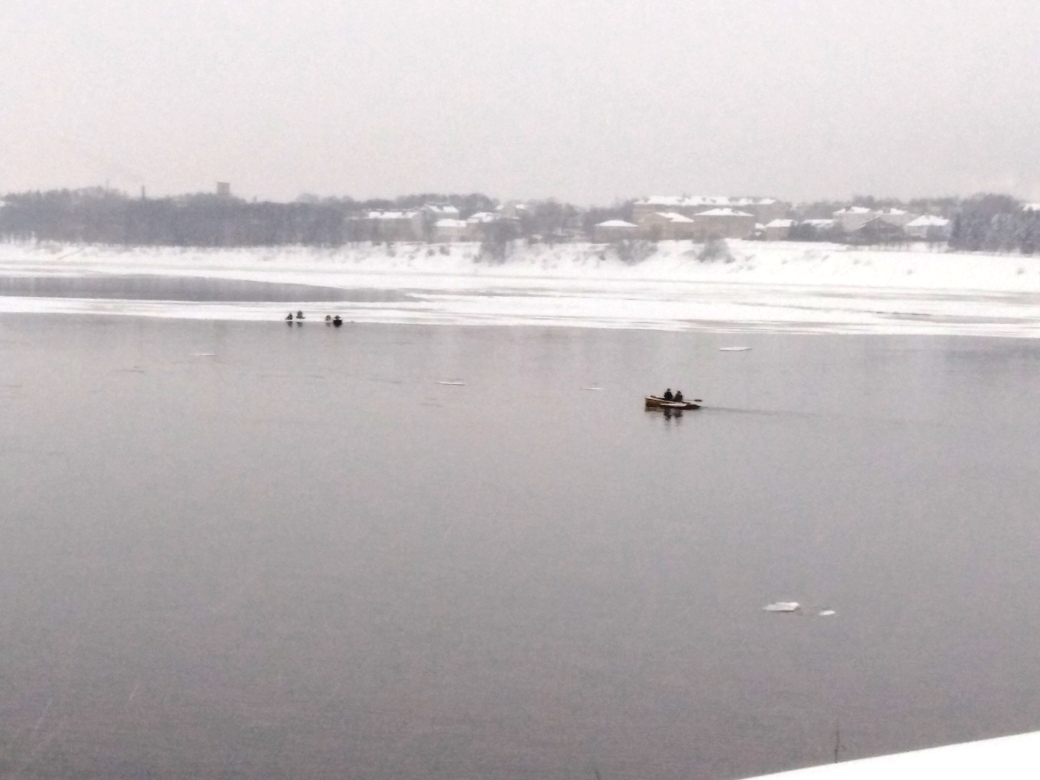 Спасатели подплывают к отколовшейся льдине