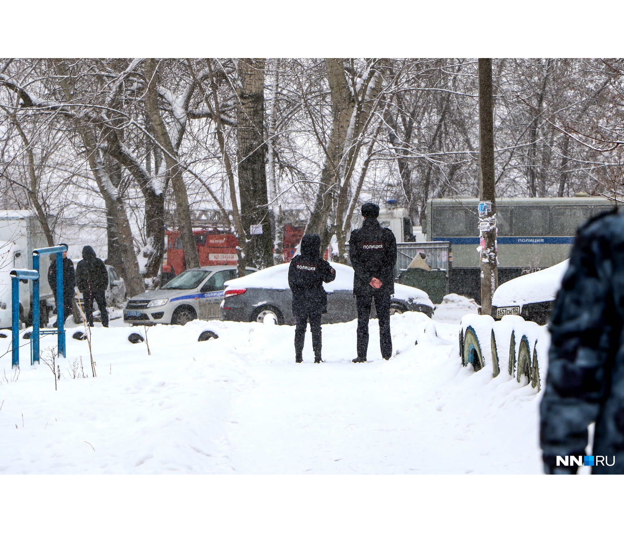 Силовики стояли по всему периметру Силовики стояли по всему периметру