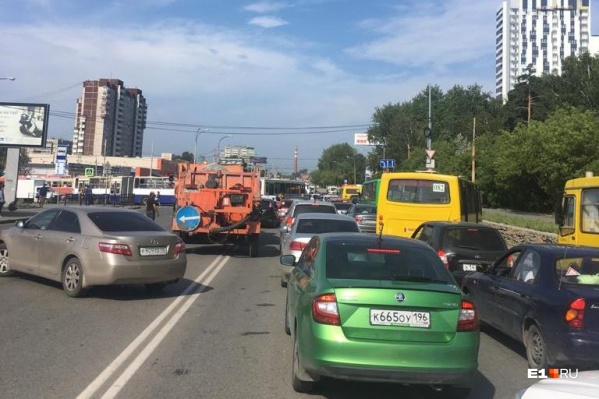 Некоторые, устав стоять в пробке, нарушают ПДД Некоторые, устав стоять в пробке, нарушают ПДД