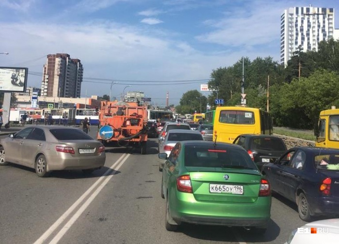 Некоторые, устав стоять в пробке, нарушают ПДД Некоторые, устав стоять в пробке, нарушают ПДД